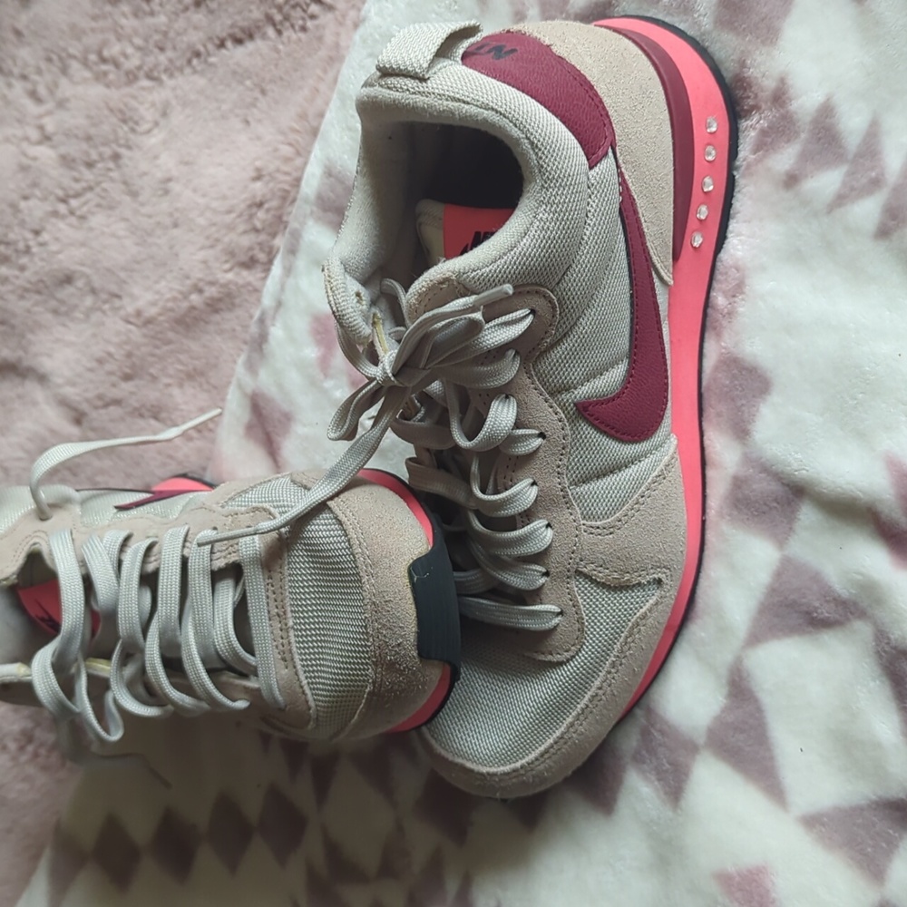 Very gently used Nike shoes
